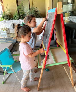 Niñas Pintando