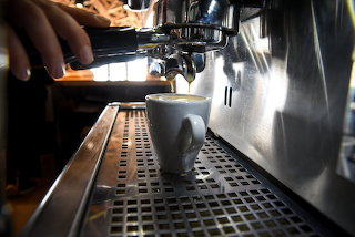 Sirviendo-café-en-la-cafeteria